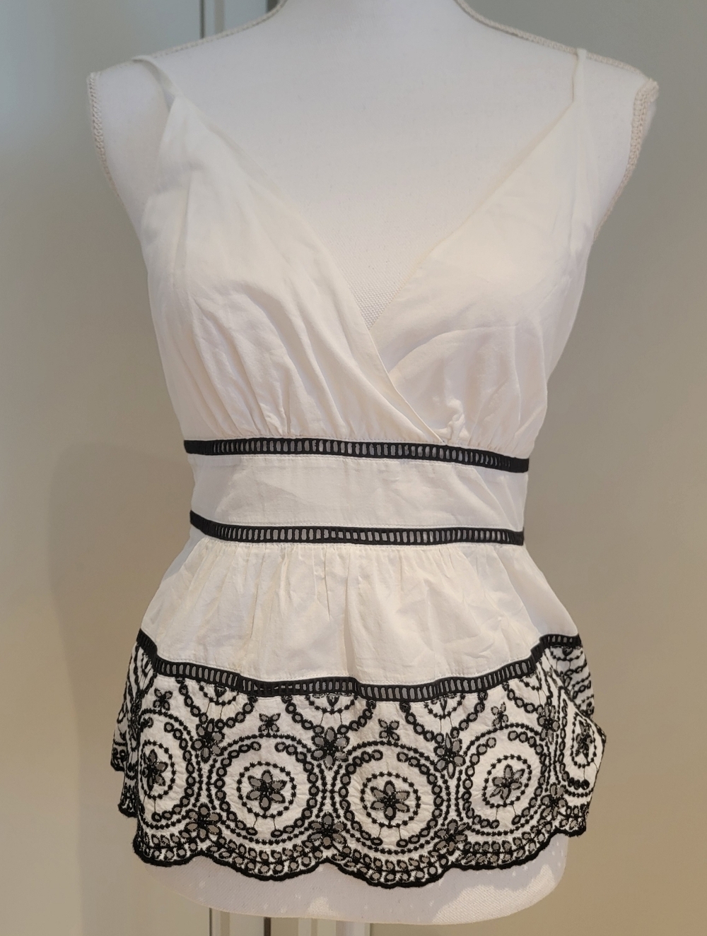 ❤️ BANANA REPUBLIC EYELET PEPLUM TOP (XS)